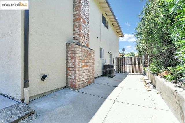 100 Yellowood Pl, Pittsburg, CA 94565