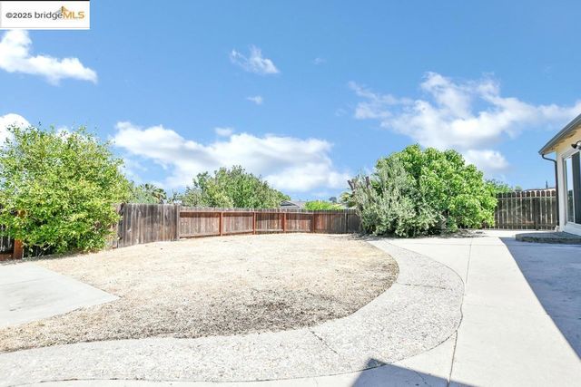 100 Yellowood Pl, Pittsburg, CA 94565