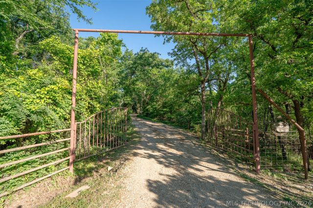 24751 S 200 Road, Henryetta, OK 74437