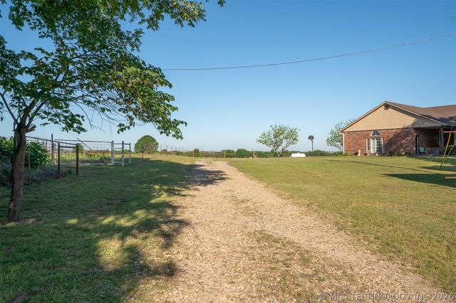 24751 S 200 Road, Henryetta, OK 74437