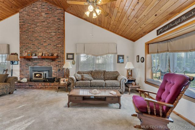 24751 S 200 Road, Henryetta, OK 74437