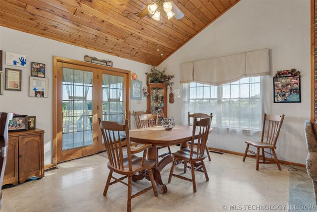 24751 S 200 Road, Henryetta, OK 74437