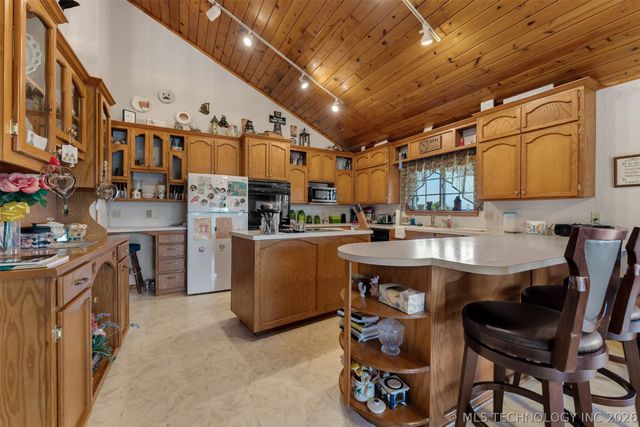 24751 S 200 Road, Henryetta, OK 74437