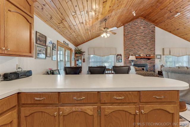 24751 S 200 Road, Henryetta, OK 74437