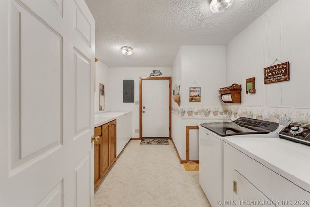 24751 S 200 Road, Henryetta, OK 74437