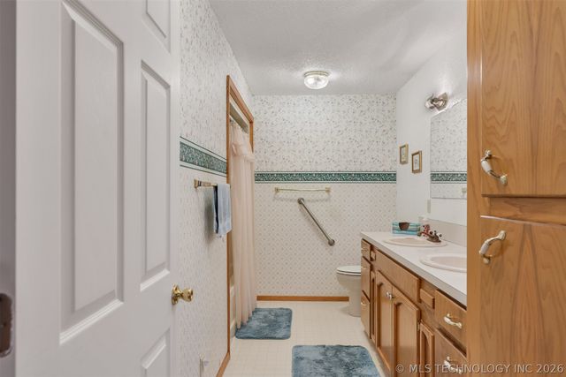 24751 S 200 Road, Henryetta, OK 74437
