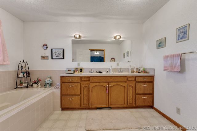 24751 S 200 Road, Henryetta, OK 74437