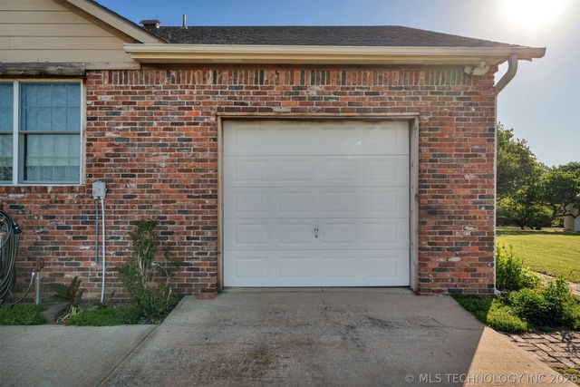 24751 S 200 Road, Henryetta, OK 74437