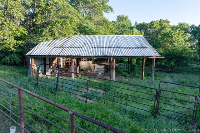 24751 S 200 Road, Henryetta, OK 74437