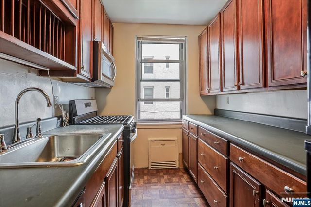 8400 JFK Blvd E 2B, North Bergen, NJ 07047