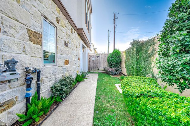 11027 Acorn Falls Drive, Houston, TX 77043