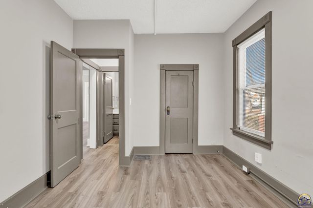 1270 SW Lane ST, Topeka, KS 66604