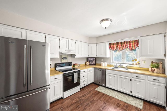 4 HILLCREST DR, Downingtown, PA 19335