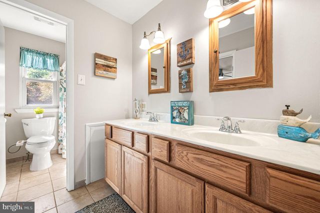 4 HILLCREST DR, Downingtown, PA 19335