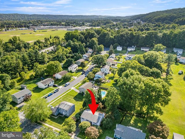 4 HILLCREST DR, Downingtown, PA 19335