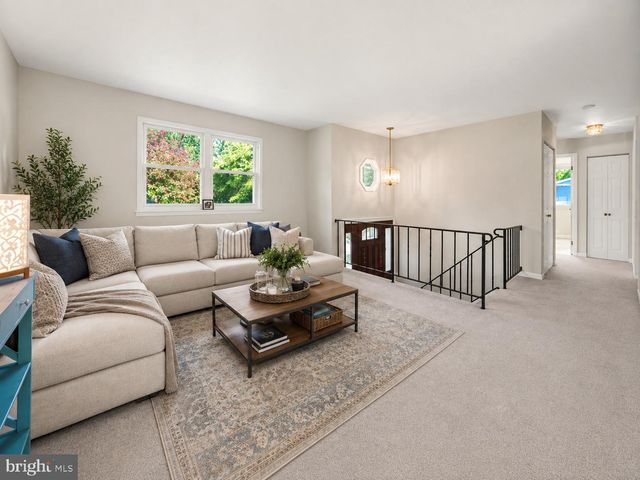 4 HILLCREST DR, Downingtown, PA 19335