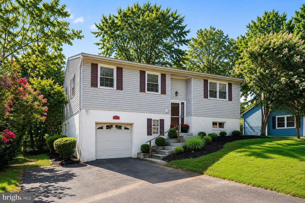 4 HILLCREST DR, Downingtown, PA 19335