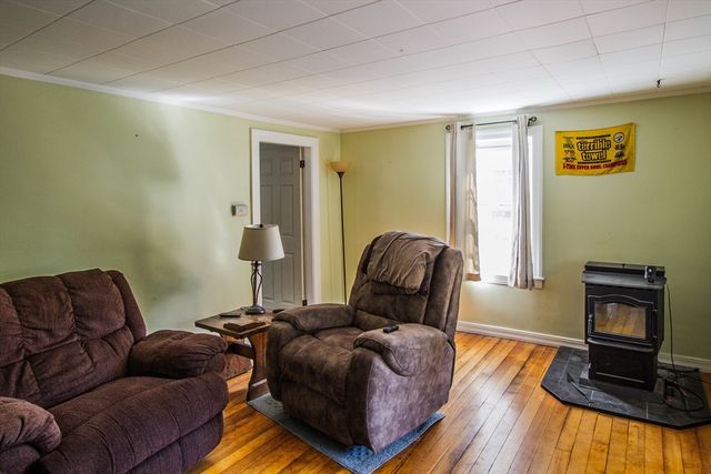 10 Pine St, Templeton, MA 01436