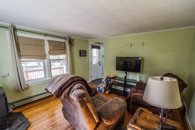 10 Pine St, Templeton, MA 01436