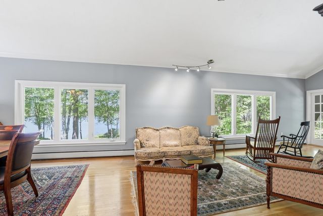 22 Hemlock Circle, Sandown, NH 03873