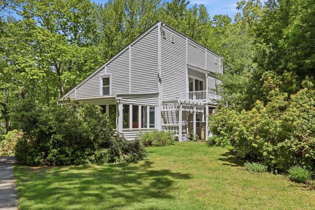 22 Hemlock Circle, Sandown, NH 03873
