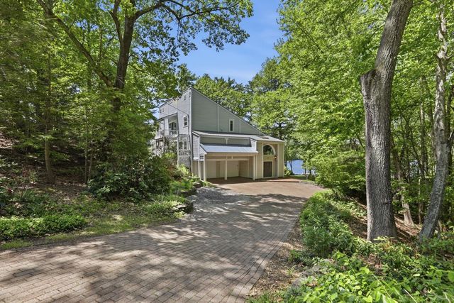 22 Hemlock Circle, Sandown, NH 03873
