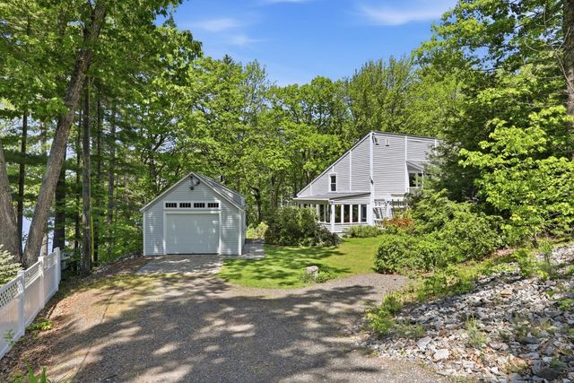 22 Hemlock Circle, Sandown, NH 03873