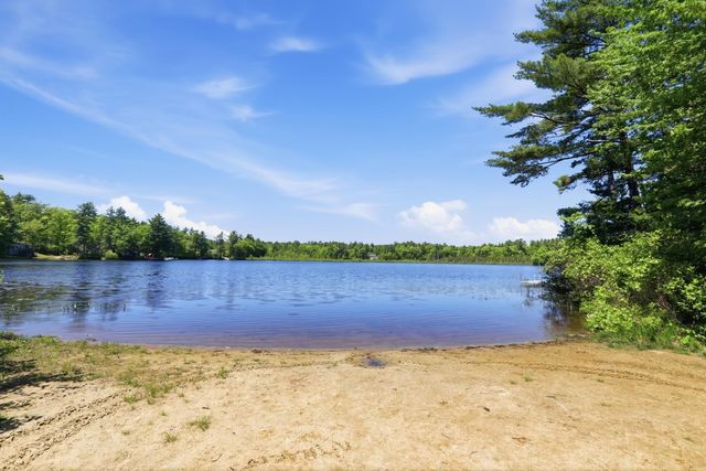 22 Hemlock Circle, Sandown, NH 03873