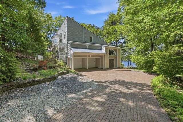 22 Hemlock Circle, Sandown, NH 03873