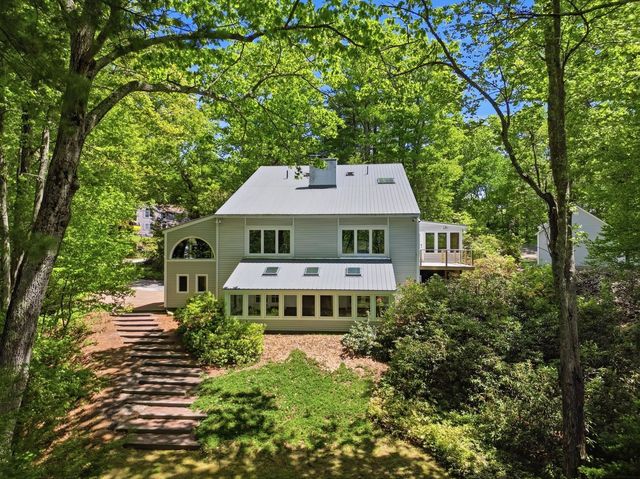 22 Hemlock Circle, Sandown, NH 03873