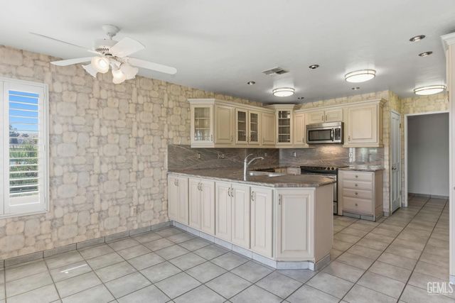 5517 Muirfield Drive, Bakersfield, CA 93306