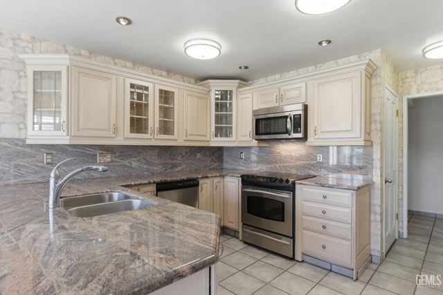 5517 Muirfield Drive, Bakersfield, CA 93306