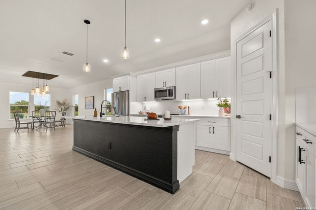 100 W MEDIUM MEADOW DR, Lytle, TX 78052