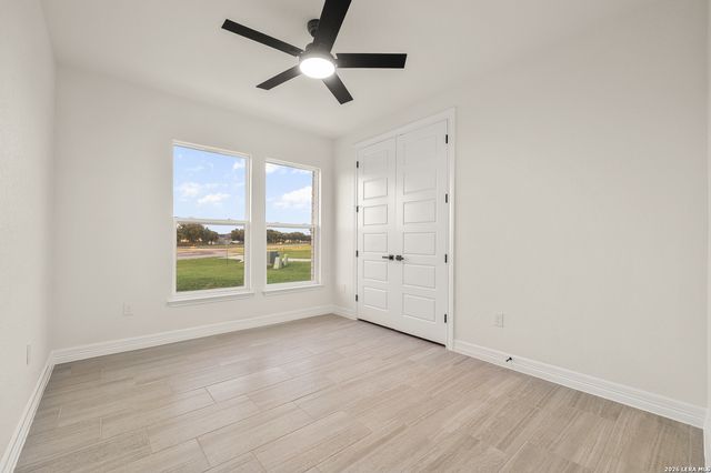 100 W MEDIUM MEADOW DR, Lytle, TX 78052