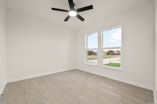 100 W MEDIUM MEADOW DR, Lytle, TX 78052