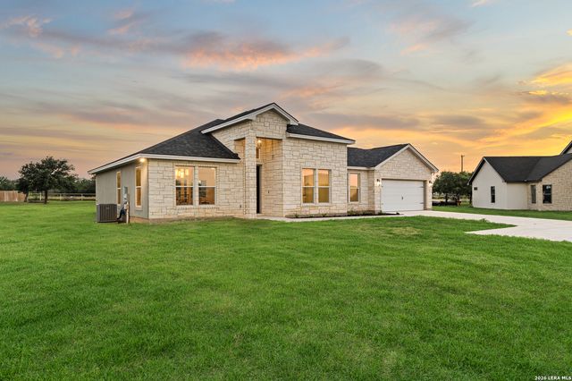 100 W MEDIUM MEADOW DR, Lytle, TX 78052