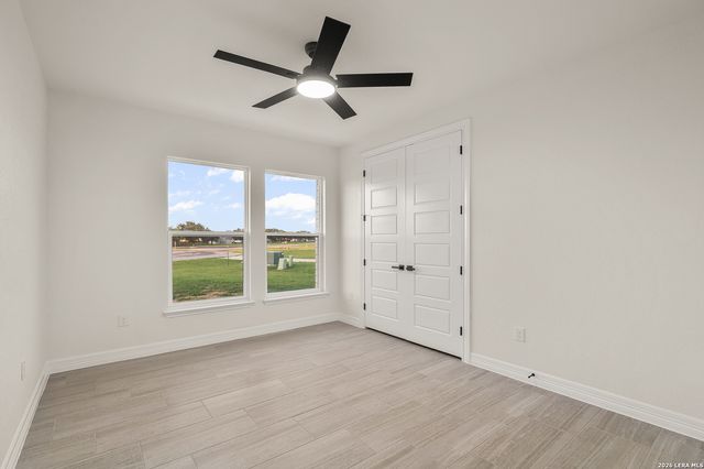 100 W MEDIUM MEADOW DR, Lytle, TX 78052