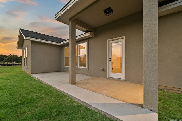 100 W MEDIUM MEADOW DR, Lytle, TX 78052