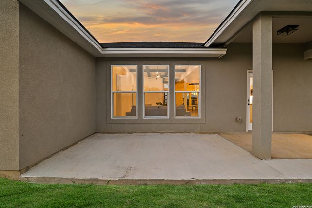 100 W MEDIUM MEADOW DR, Lytle, TX 78052