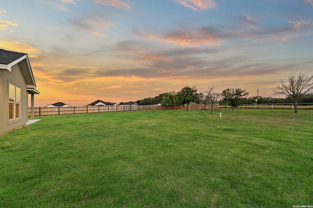 100 W MEDIUM MEADOW DR, Lytle, TX 78052