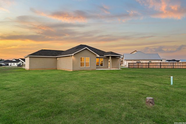 100 W MEDIUM MEADOW DR, Lytle, TX 78052