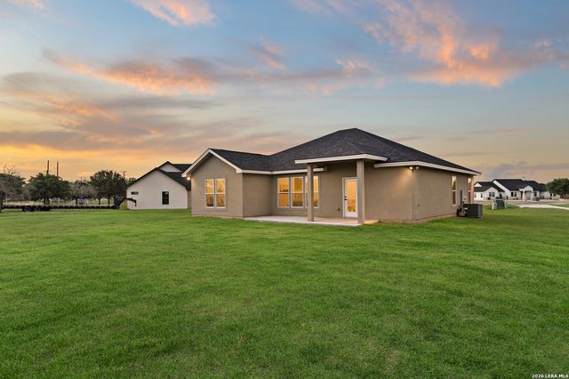 100 W MEDIUM MEADOW DR, Lytle, TX 78052