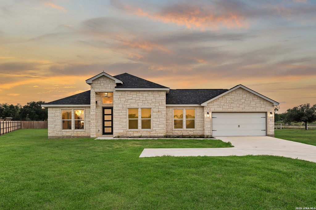100 W MEDIUM MEADOW DR, Lytle, TX 78052