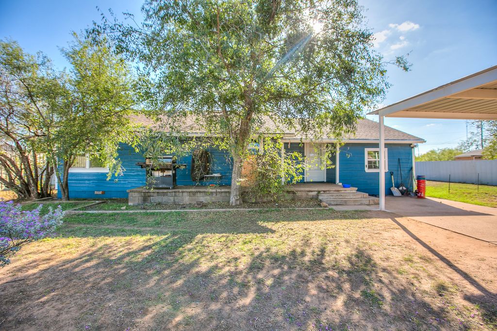 Image 1 of property listing at 405 W 18th Street, Robert Lee, TX 76945