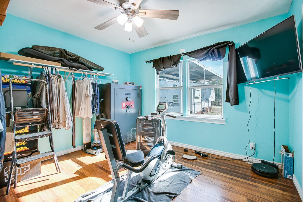Image 15 of property listing at 405 W 18th Street, Robert Lee, TX 76945