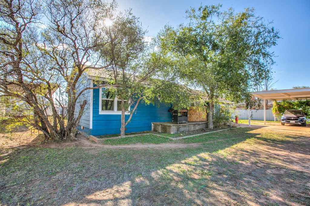 Image 2 of property listing at 405 W 18th Street, Robert Lee, TX 76945