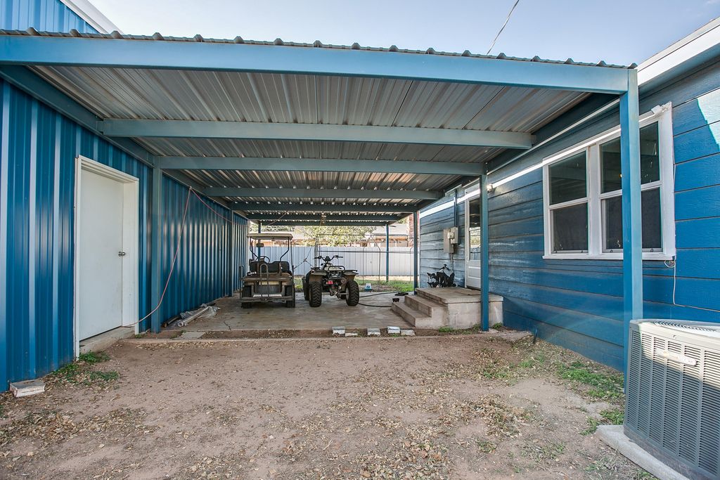 Image 22 of property listing at 405 W 18th Street, Robert Lee, TX 76945