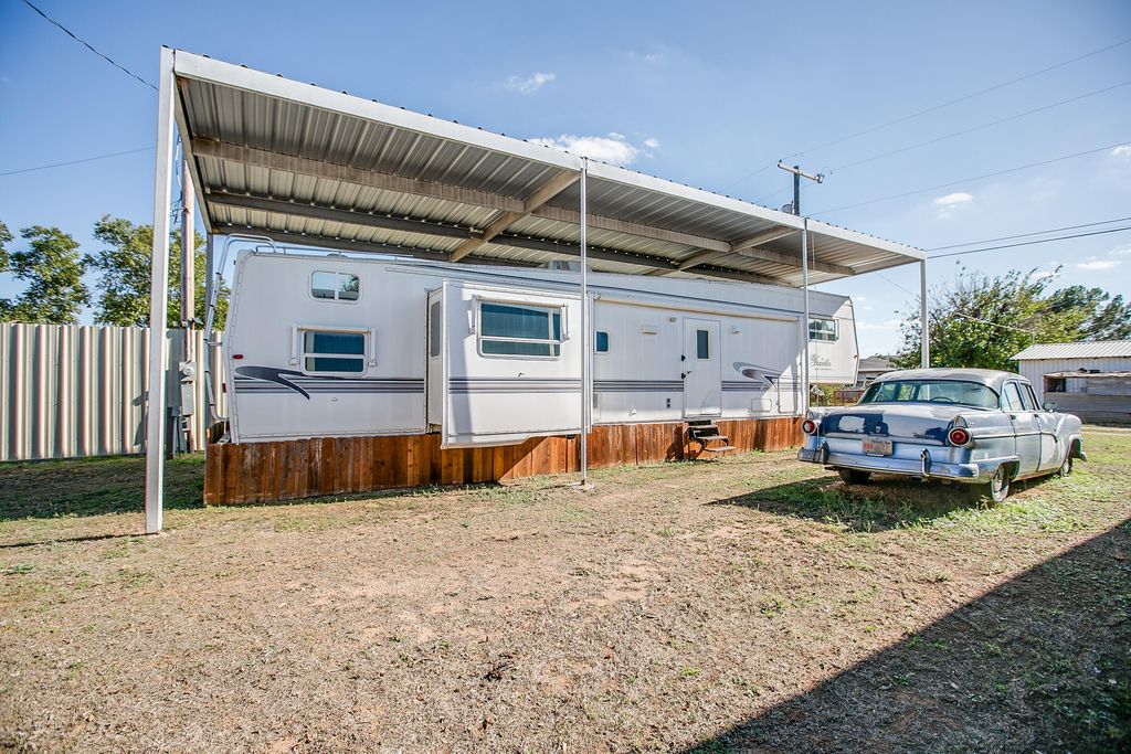 Image 23 of property listing at 405 W 18th Street, Robert Lee, TX 76945
