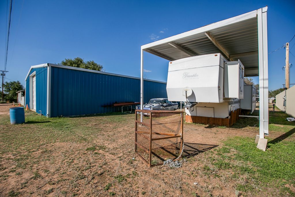 Image 24 of property listing at 405 W 18th Street, Robert Lee, TX 76945
