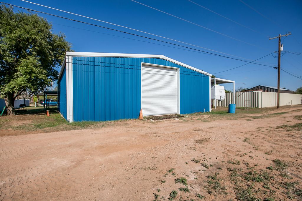Image 25 of property listing at 405 W 18th Street, Robert Lee, TX 76945